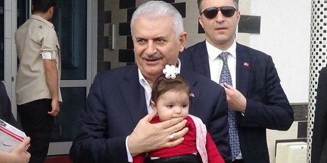 Başbakan'dan, öldürülen okul müdürünün ailesine ziyaret