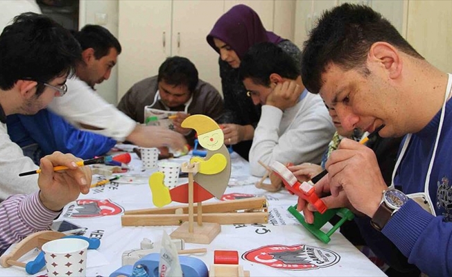 Ahşap oyuncaklar engellilerin elinde renkleniyor