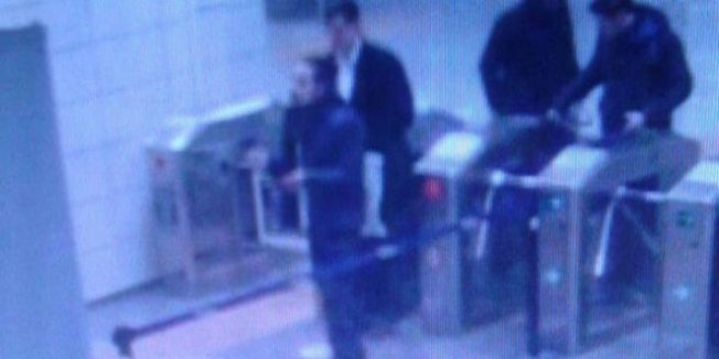 Metro'da başörtülü kadına tüküren şahıs yakalandı