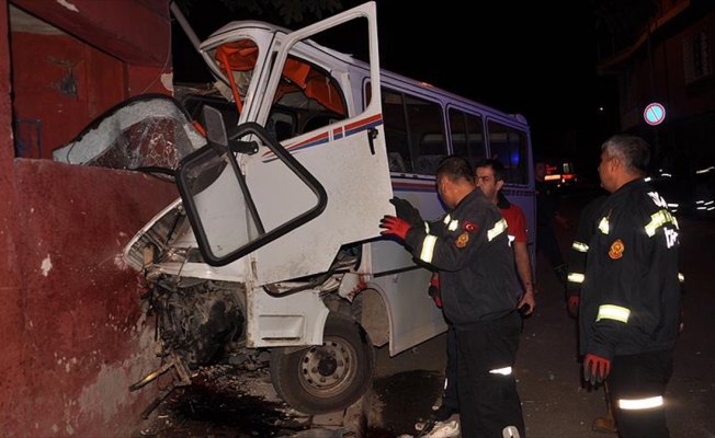 İşçileri taşıyan minibüs evin duvarına çarptı: 3 ölü, 8 yaralı