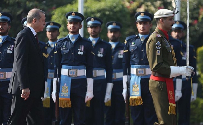 Cumhurbaşkanı Erdoğan Pakistan'da resmi törenle karşılandı
