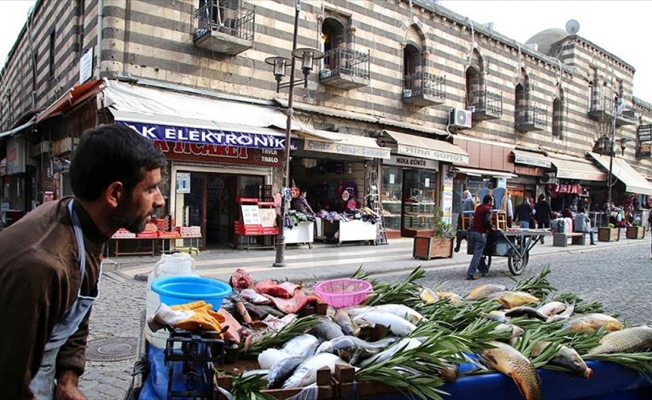 Sur'da esnafın iş yerini devlet yeniliyor
