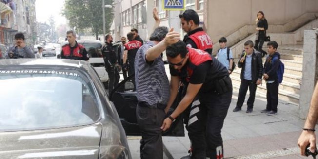 Okul önündeki uygulamada esrarla yakalandı