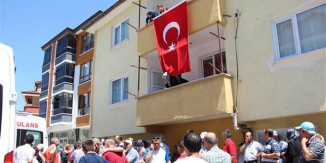 Şehit olan çevik kuvvet polisinin babaevine ateş düştü