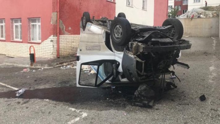 Ankara'da yoldan çıkan ve takla atan minibüs okul bahçesine düştü