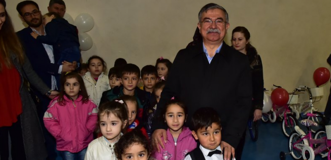 Bakan Yılmaz, Sivas’ta öğrencilere bisiklet dağıttı
