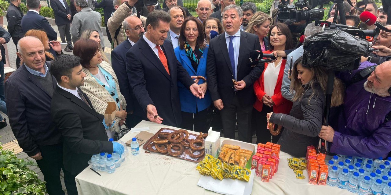 Protesto için Bakanlık binasına gelen CHP'li vekillere MEB tarafından ikramda bulunuldu