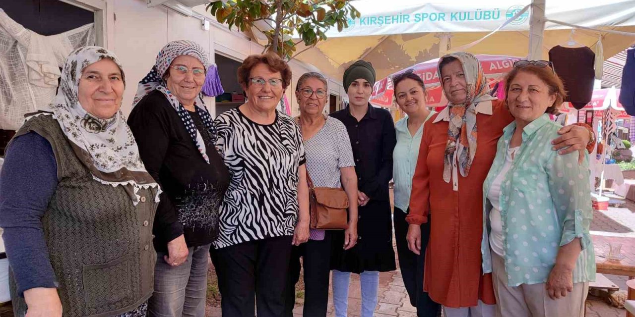 Emekli Öğretmenler Sattıkları Börek Parasıyla Öğrencilere Burs Veriyor