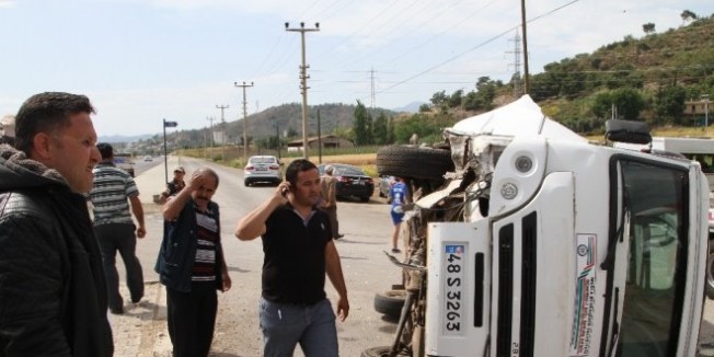 Muğla'da öğrenci servisi devrildi: 5 yaralı
