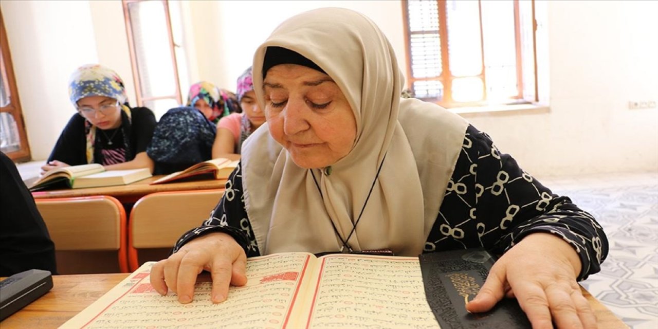 Emekli öğretmen 70 yaşında Kur'an okumayı öğrendi