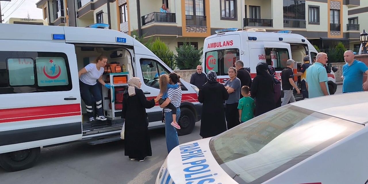 Okul servisi ile hafif ticari araç çarpıştı: 8’i öğrenci 11 yaralı