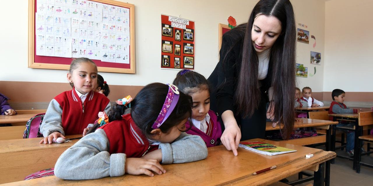 Özel okulda çalışmak mı yoksa MEB'de ücretli öğretmen olarak görev yapmak mı? Avantajları ve dezavantajları neler?