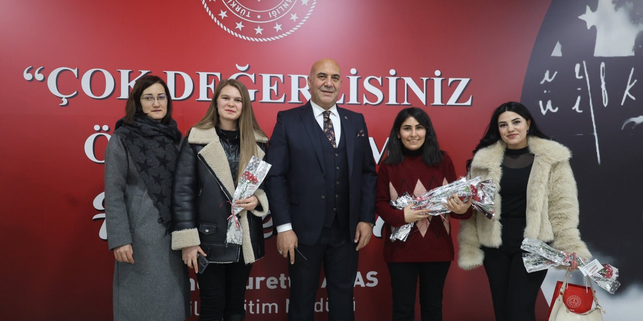 İl Milli Eğitim Müdüründen yeni atanan öğretmenlere çiçekli karşılama