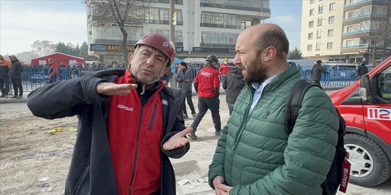 Cem Öğretmen, çöken bina enkazında 12 saat aralıksız bir cana ulaşmak için çaba gösterdi