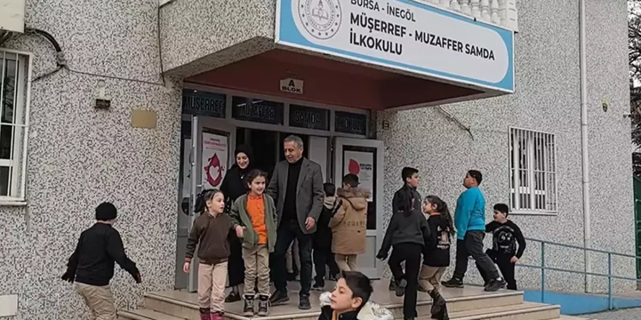 Öğretmen ilk görev yeri olan ilkokulunda, sınıf öğretmeniyle meslektaş oldu