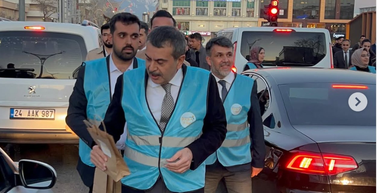 Milli Eğitim Bakanı Yusuf Tekin Trafikte İftar Kumanyası Dağıttı: İşte o Anlar