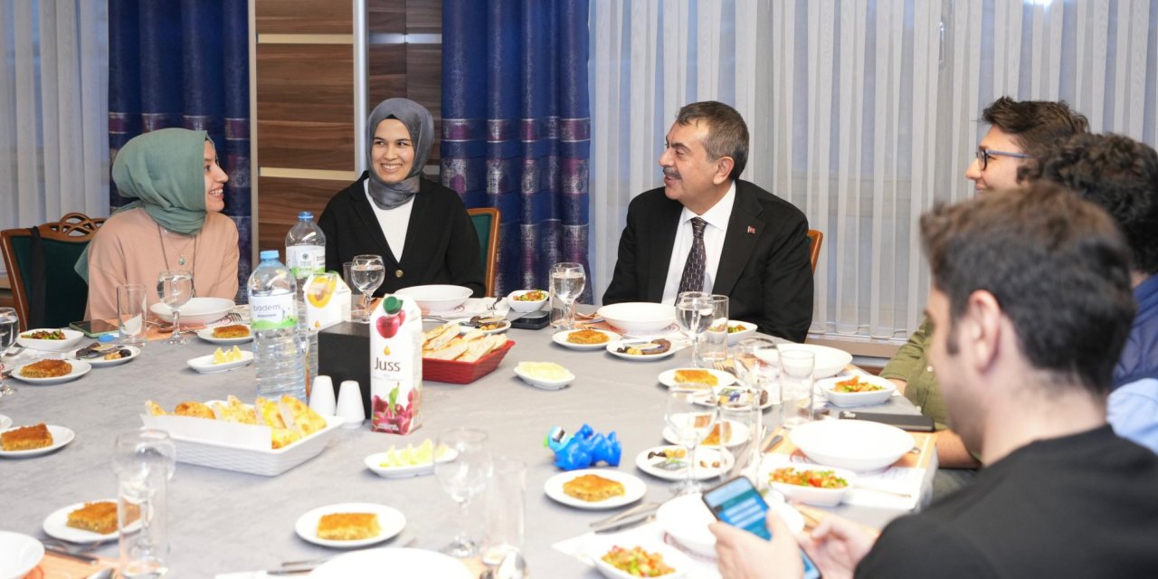 Bakan Yusuf Tekin Öğretmenlerin iftar programına sürpriz ziyarette bulundu