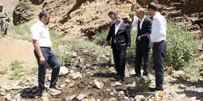Bakan Yılmaz, Kızılırmak'ı besleyen derede yüzünü yıkayıp su içti