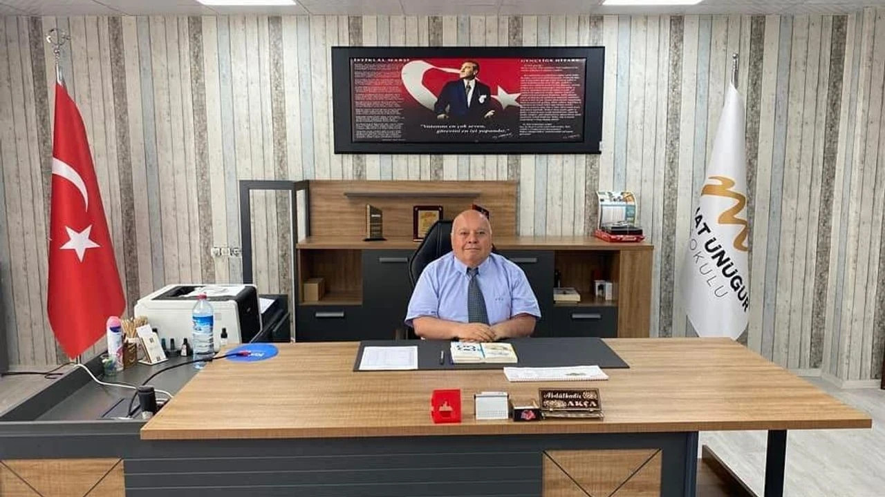 Karne Gününde Unutulmaz Sürpriz: Gözyaşları Ve Çiçeklerle Dolu Anlar…  40 Yıllık Okul Müdürü’ne Veda