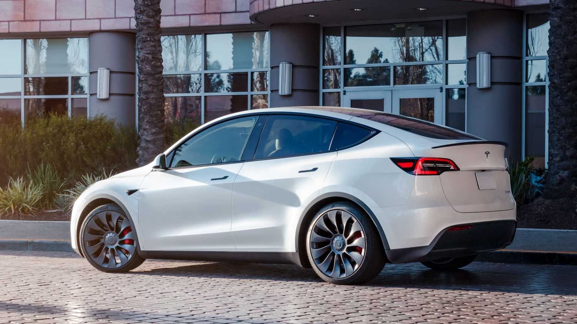 Tesla Model Y Fiyatlarında Değişim: Bazı Modeller Zamlanırken, Bazılarına İndirim Geliyor!