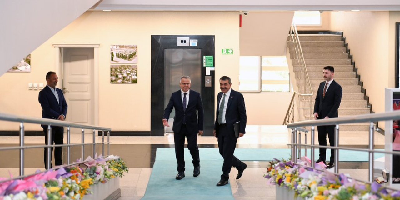 Öğretmenlerden Yusuf Tekin’e İl Emri Teşekkürü: Bakanlık Girişi Çiçeklerle Donatıldı