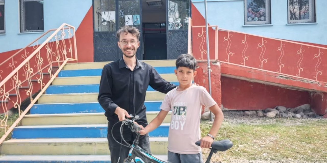 Okul Yönetiminden Örnek Öğrenciye Bisiklet Hediyesi
