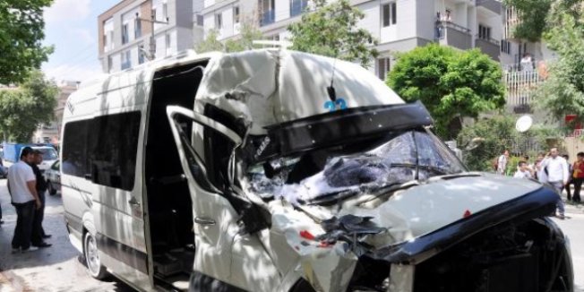 Başkentte öğrenci servisi devrildi: 14 yaralı