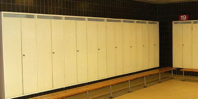 Öğrencilerin soyunma odasında gizli kamera skandalı