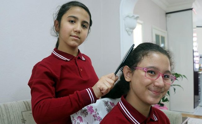 İkiz kardeşinin 'eli ayağı' oldu