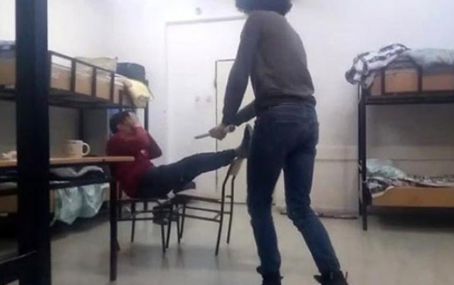 Öğrenci yurdunda skandal ! Dövüp videoya çektiler