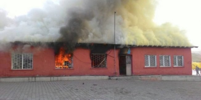 Kars'ta bir köy ilkokul yandı