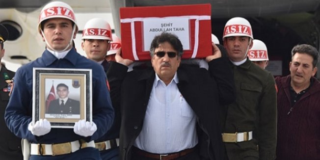 Şehit oğlunun tabutunu omzunda taşıdı