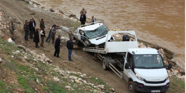 Kediye çarpmamak için çaya uçan sürücünün cesedine ulaşıldı