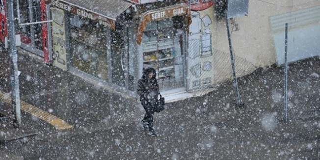 Nisan'da yağan lapa lapa kar şaşırttı