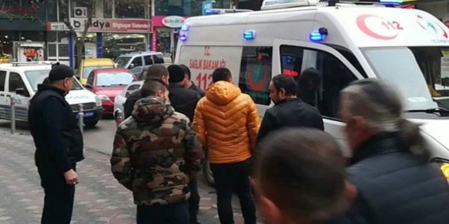Liselilerin kavgasını ayırmak isterken bıçaklandı