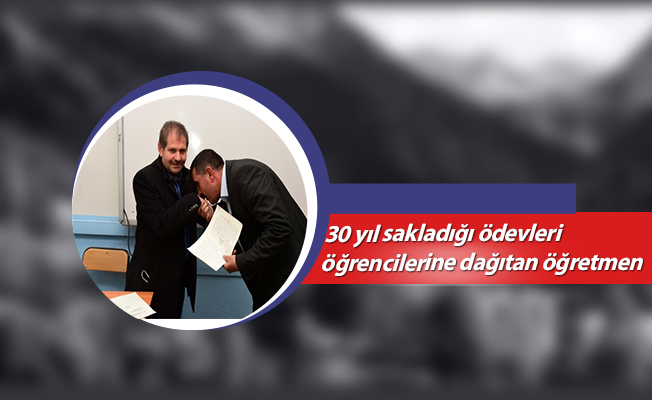 30 yıl sakladığı ödevleri öğrencilerine dağıtan öğretmen