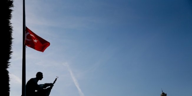 Milli yas nedeniyle bayraklar yarıya indi