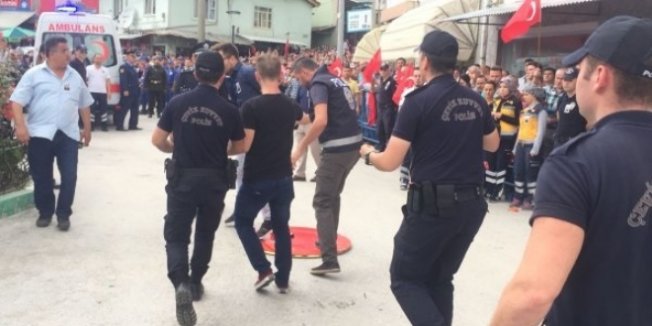 Şehit cenazesine getirilen CHP çelengi parçalandı