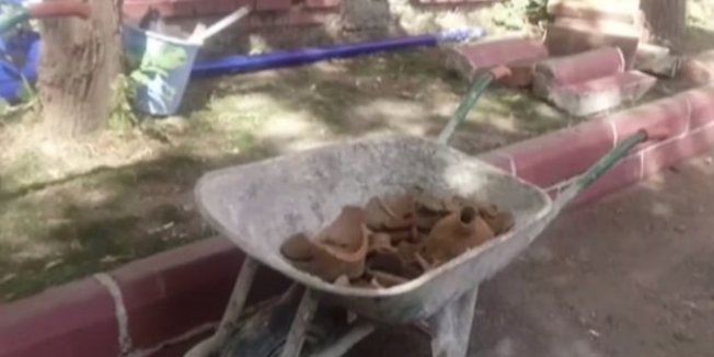 Okul bahçesinde bulunan testi kalıntıları kazıyı durdurdu