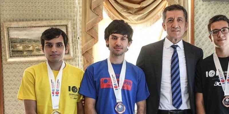 Bakan Selçuk, Türkiye'nin bilgisayar olimpiyat şampiyonlarıyla buluştu