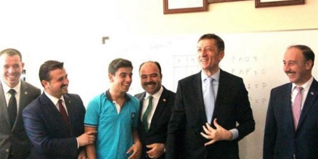 Öğrencinin yanıtını duyan Bakan Selçuk 'çak' yaptı