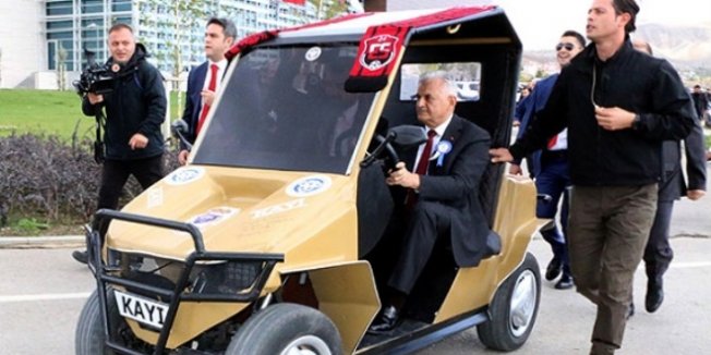 Yıldırım, öğrencilerin yaptığı elektrikli otomobili test etti