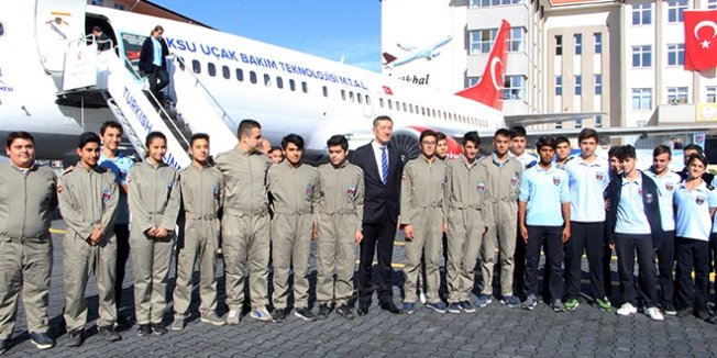 Bakan Selçuk, öğrenciler olmadan fotoğraf çektirmedi