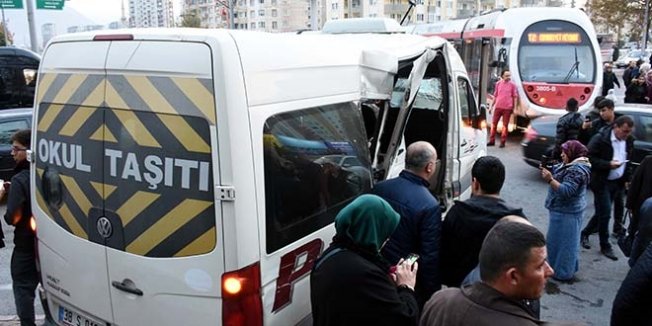 Kayseri'de tramvayla okul servisi çarpıştı: 4 yaralı