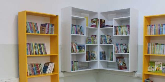 Bitlis'te polislerden köy çocuklarına kitap