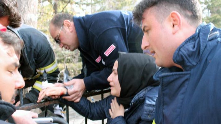 Demir korkuluk öğrencinin eline saplandı