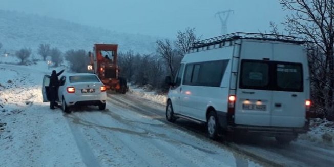 Öğretmenlerin imdadına köylüler yetişti
