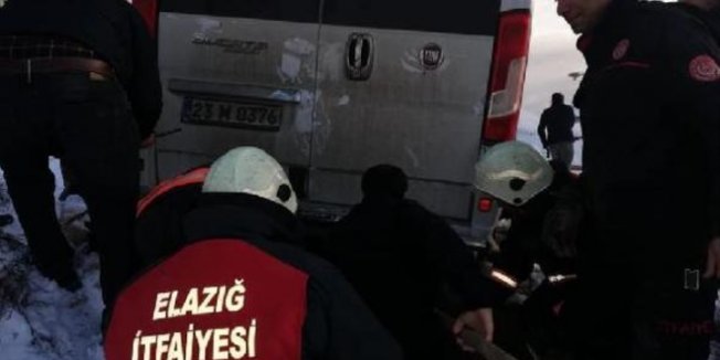 Ortaokul öğrencisi yolda kayan minibüsün altında kaldı