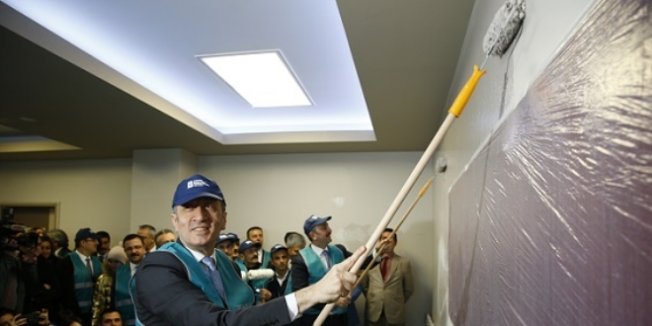 Bakan Selçuk sınıf boyadı