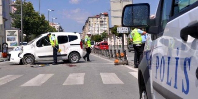 Hafif ticari araç öğrencilere çarptı: 1 ölü, 1 yaralı